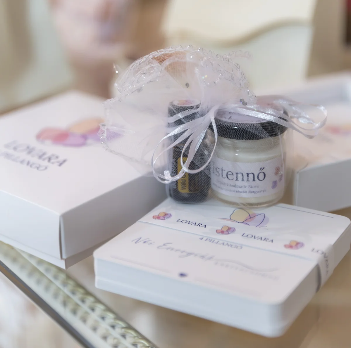 Lovara - Női energiák önismereti kártyacsomag DoTerra illóolajjal és illatgyertyával